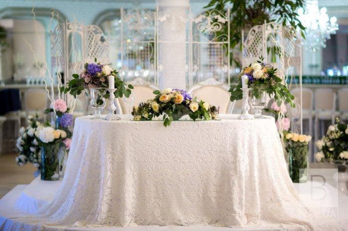 Как недорого украсить зал на свадьбу живыми цветами летом?