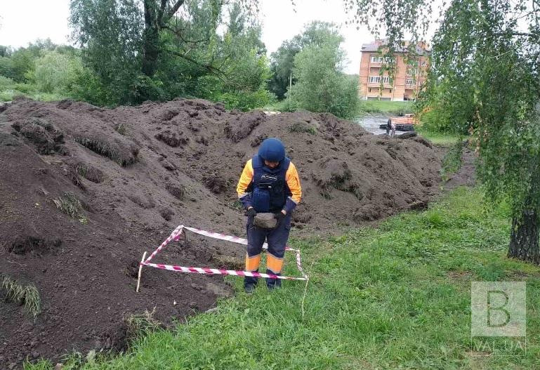  В Носовке во время расчистки русла реки нашли противотанковую мину. ФОТО
