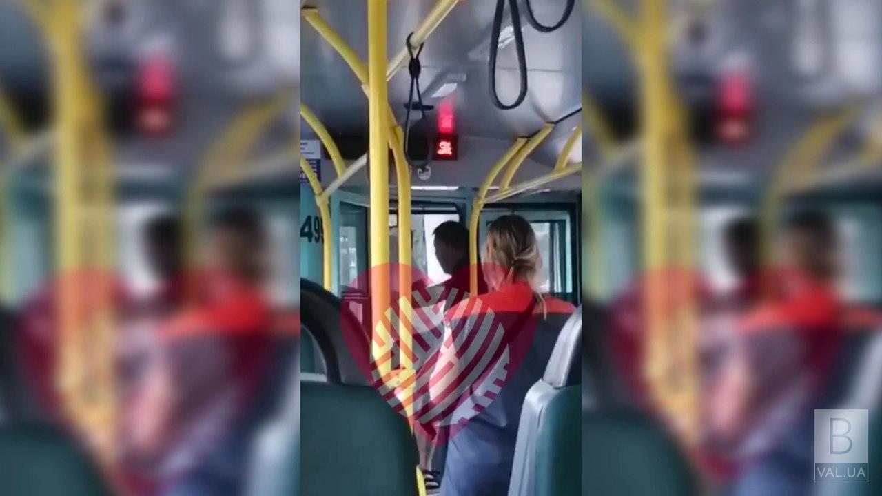 У Чернігові сталася сутичка між водієм тролейбуса і пасажиром, який був без маски ВІДЕО