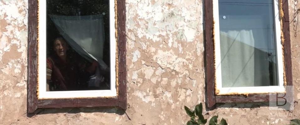 Новые окна, двери и забор: бабушки из Ични, над которой издевались подростки, помогают волонтеры