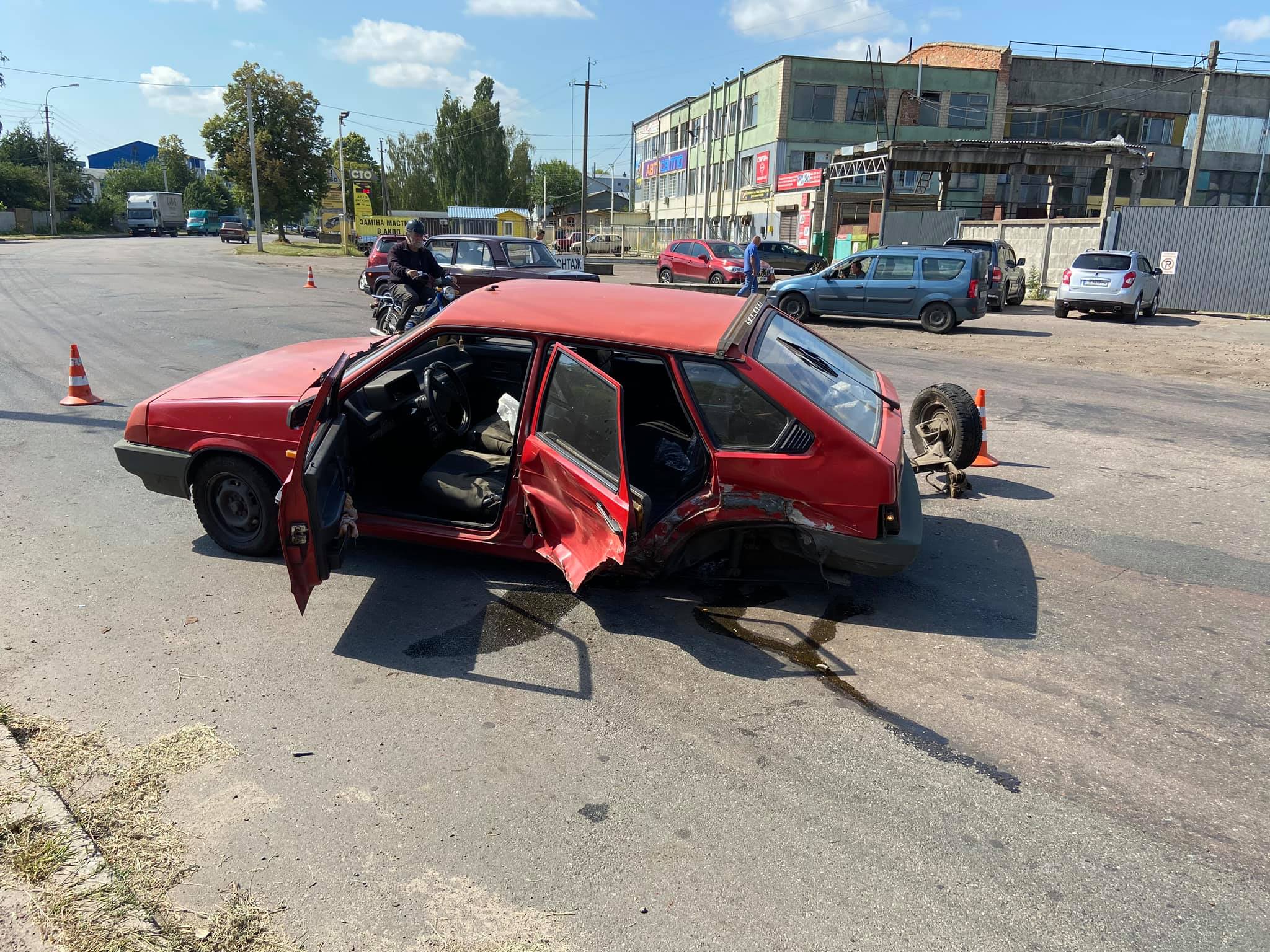 ДТП на Інструментальній: зіткнулись «дев'ятка» та «Peugeot»