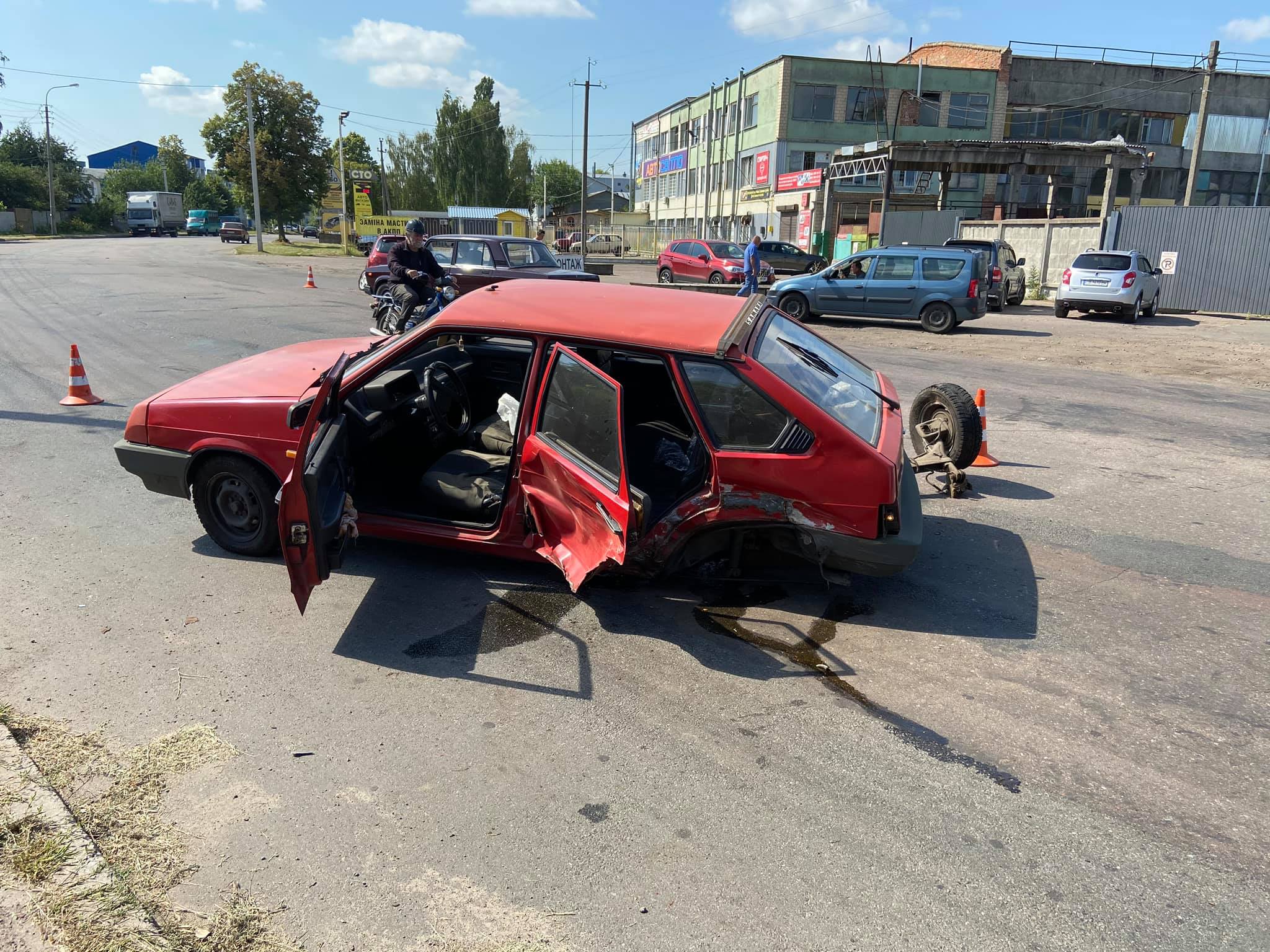 ДТП на Інструментальній: зіткнулись «дев'ятка» та «Peugeot»