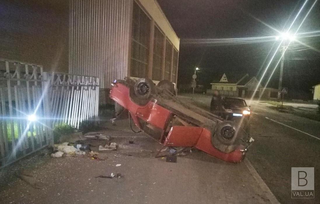 Снова Прилуки: 24-летний водитель пил в салоне, убегал от патрульных и разбил машину ВИДЕО