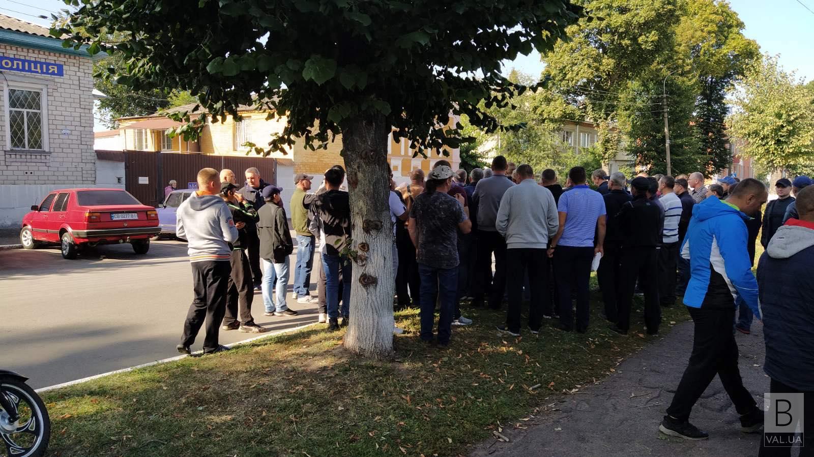 Під Новгород-Сіверським райвідділом поліції мітингують півсотні людей, які незадоволені роботою правоохоронців