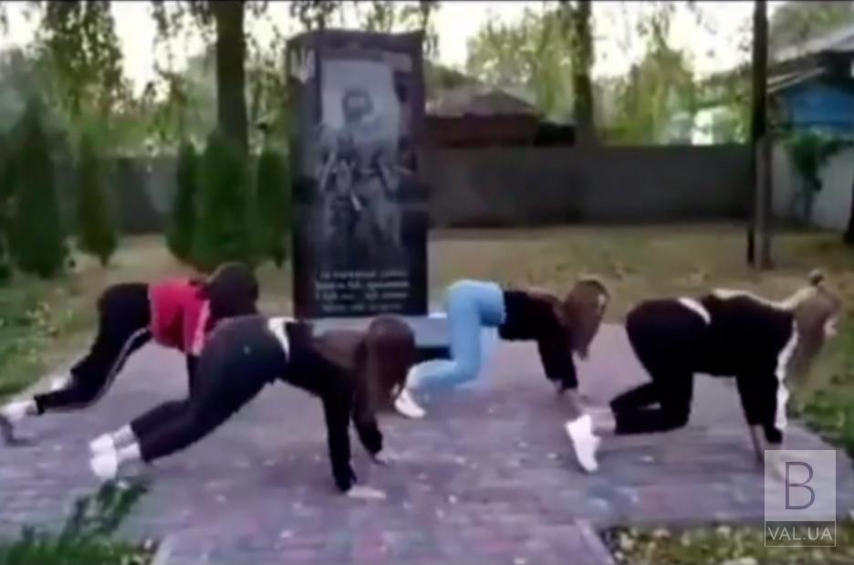 У Талалаївці на школярок, які танцювали тверк біля пам'ятнику героям АТО, склали адмінпротоколи