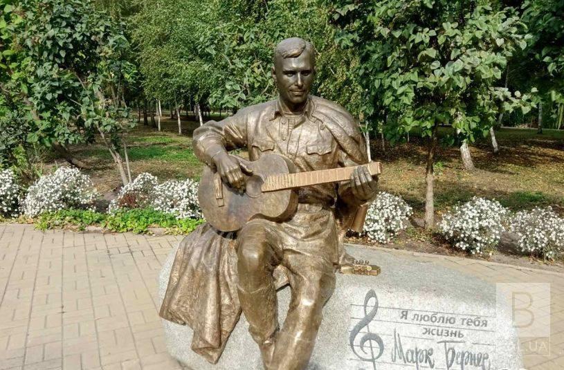 У Ніжині вандали зламали гітару Бернесу. ФОТОфакт