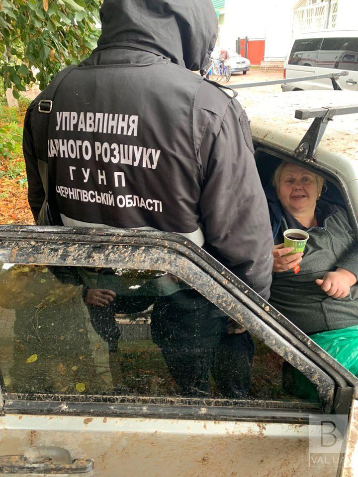 На Чернігівщині поліцейські знайшли 59-річну жінку, яка загубилася у лісі