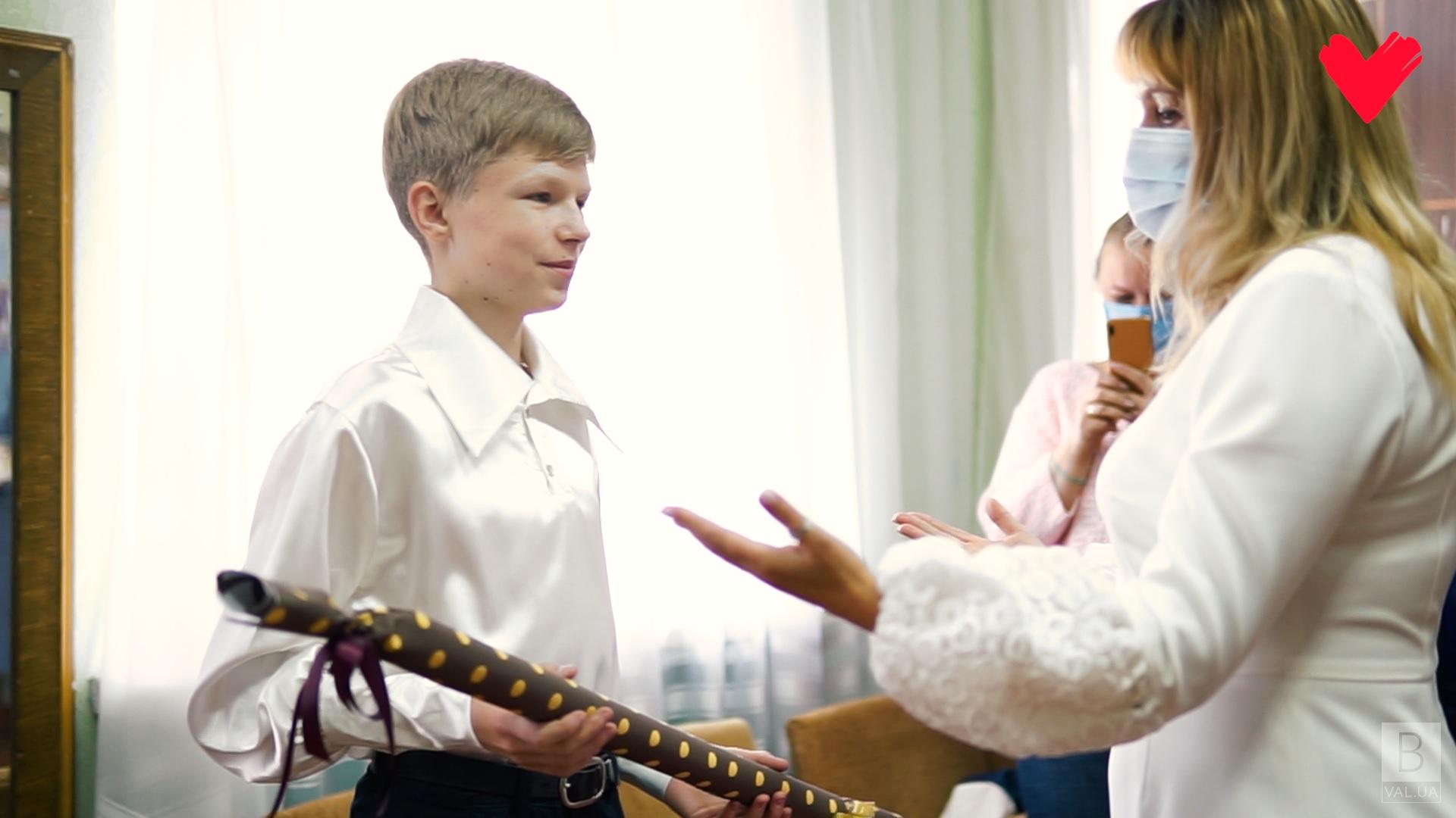 Ольга Заїка привітала молодого скрипаля та вручила бажаний подарунок ВІДЕО