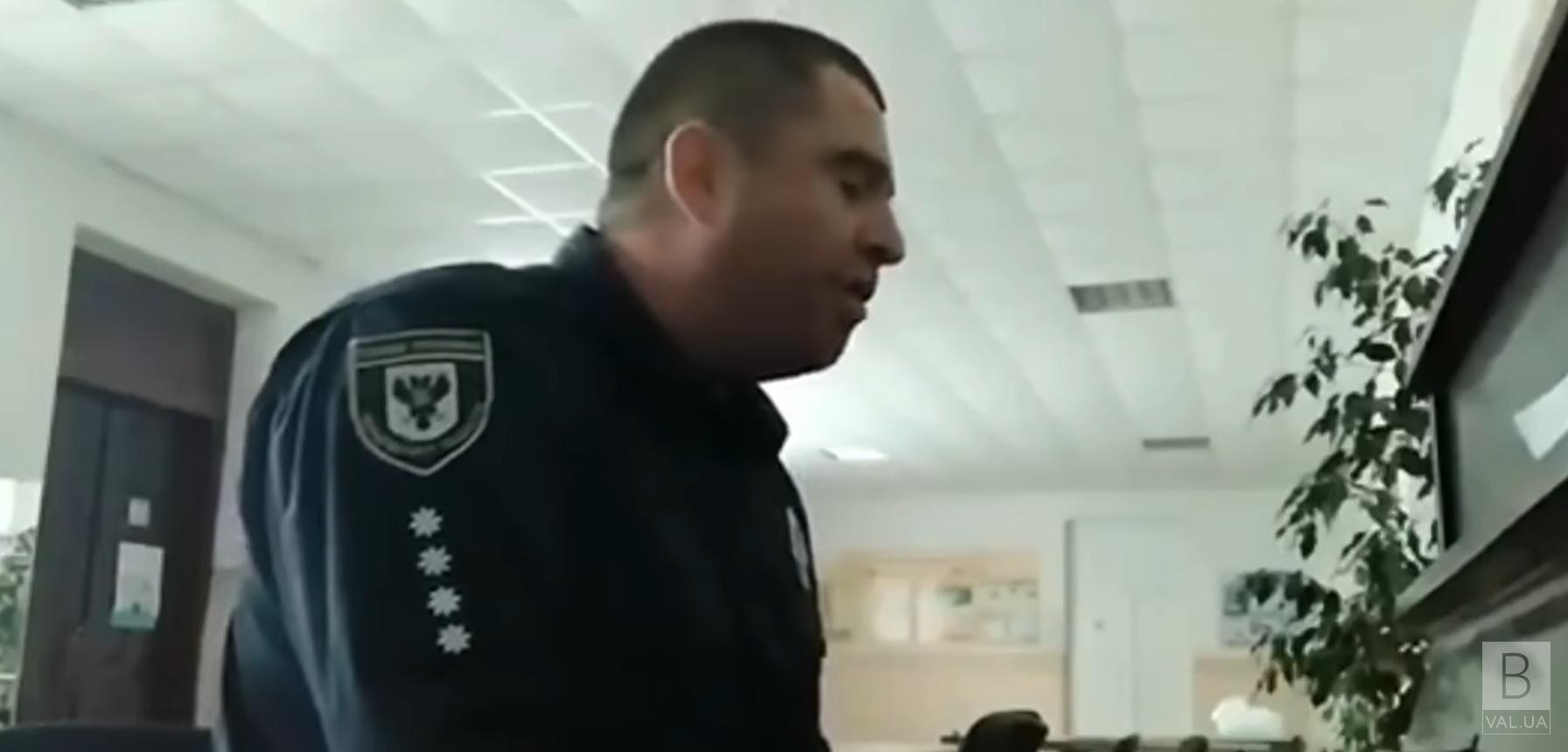 «Порушень на виборах нема ніяких, бо охороняє їх участковий Валічук»: поліцейський з Чернігівщини записав відеозвіт