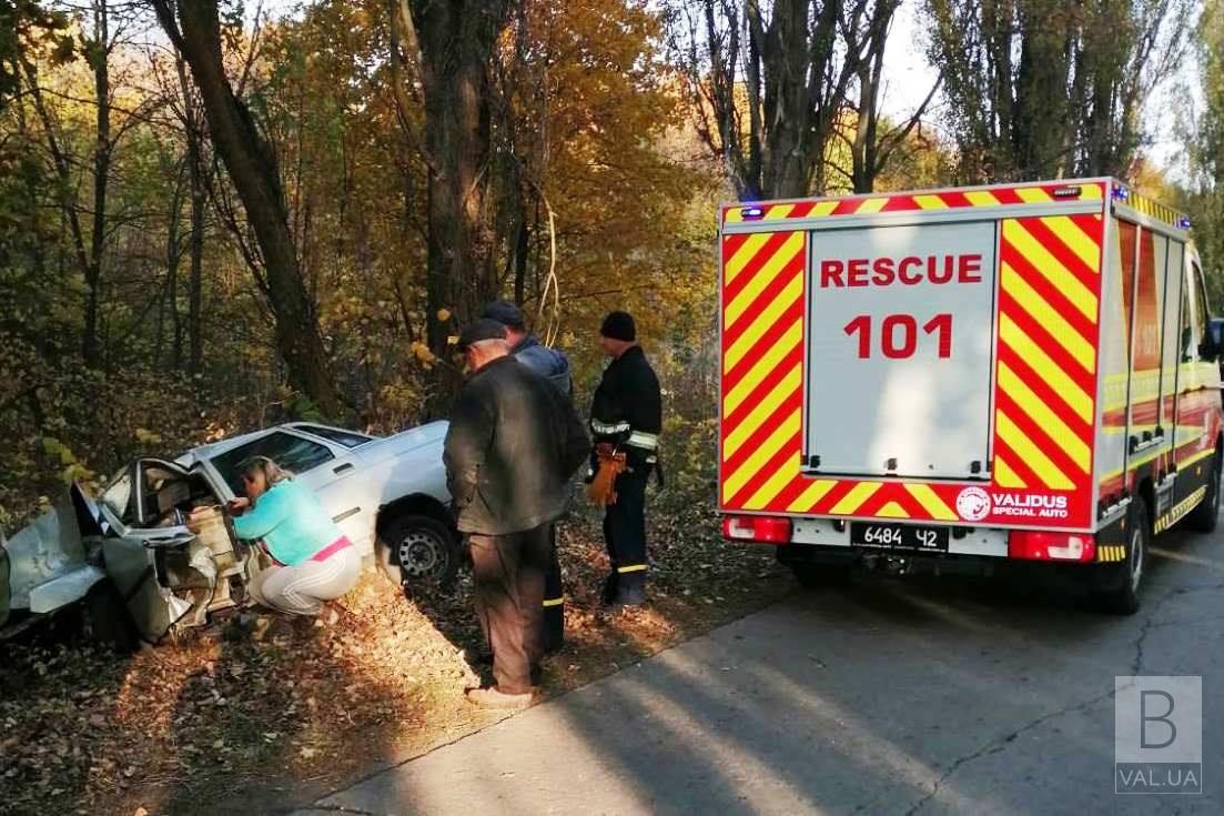 У Прилуцькому районі «ВАЗ» врізався у дерево: водія деблокували рятувальники