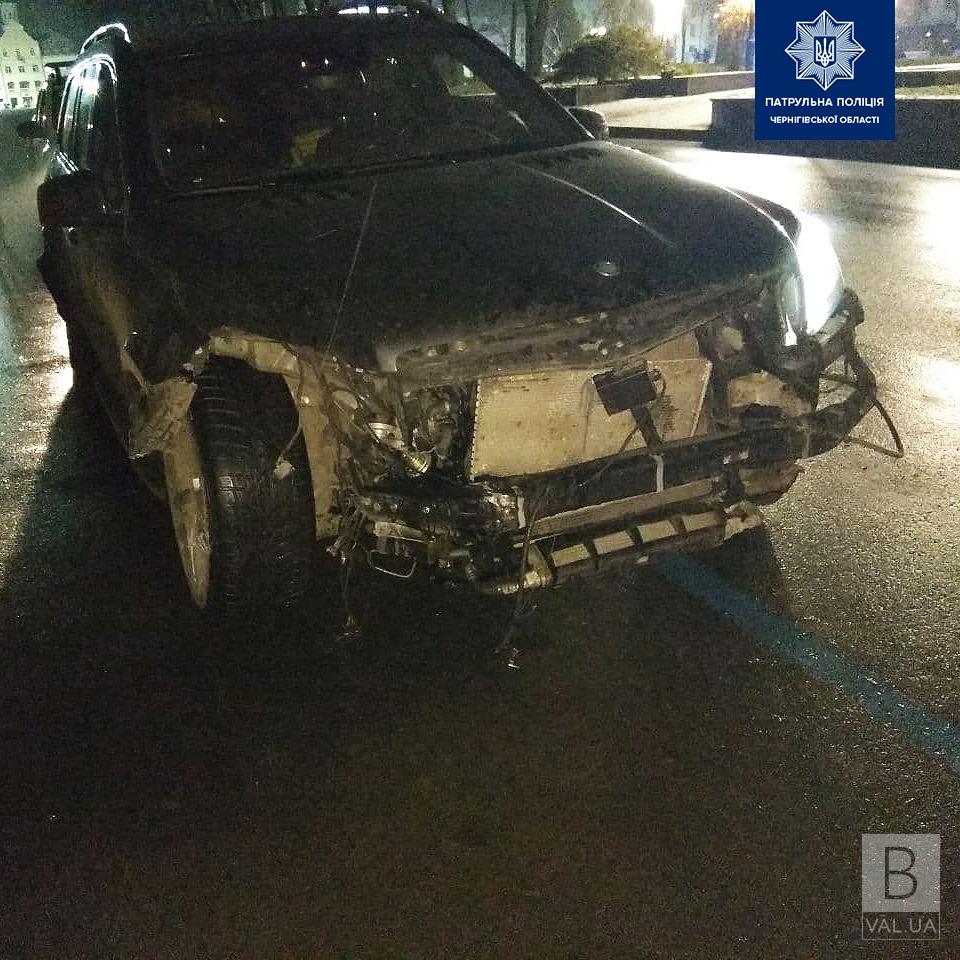 Патрульні розшукали водійку, яка врізалась в бетонне огородження у центрі Чернігова та втекла з місця ДТП. ФОТО 