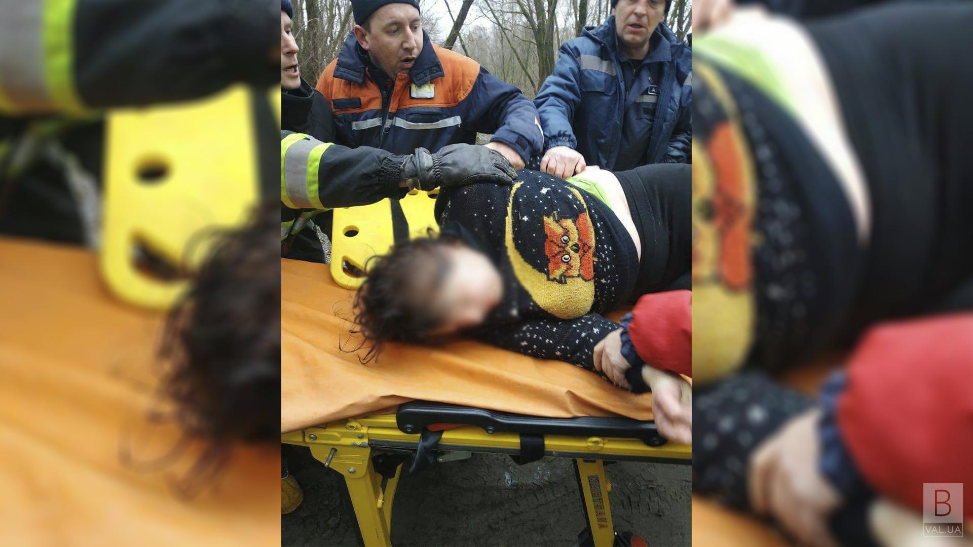 Чернігівські патрульні врятували жінку, яка стрибнула з автомобільного мосту