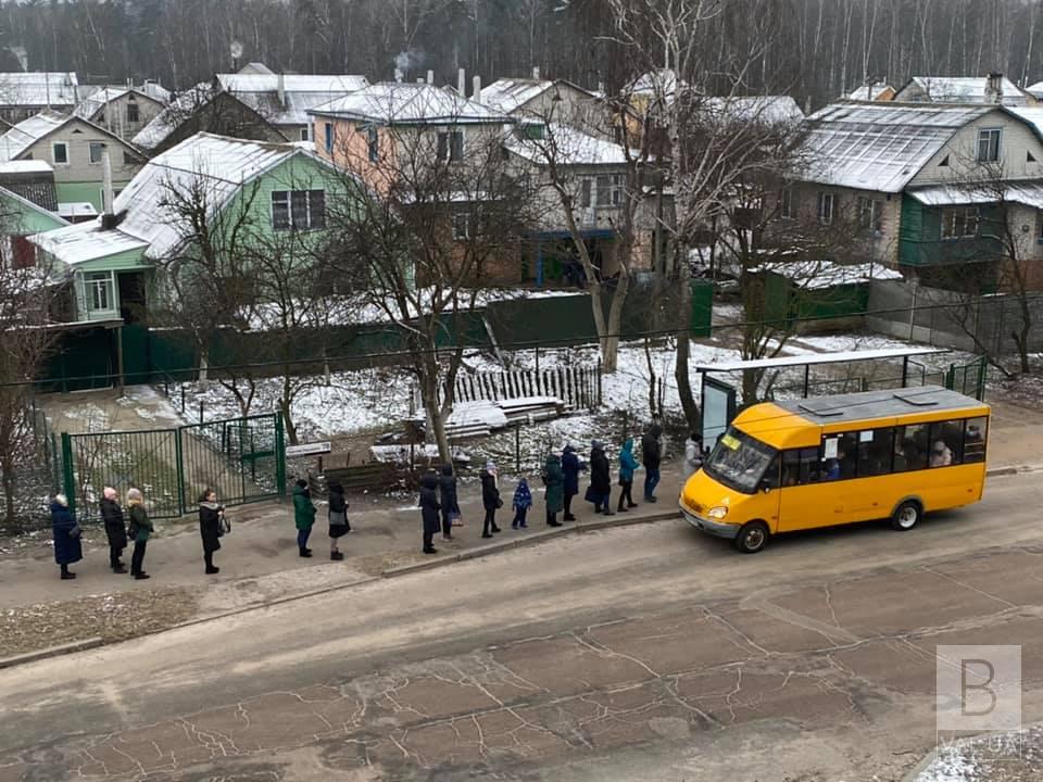  Черги на зупинках, маршрутки проїжджають повз: як у Чернігові працює громадський транспорт в локдаун