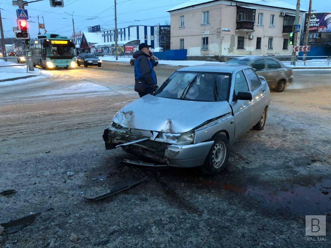 У Чернігові не розминулись маршрутка та легковик: травмувалась людина. ФОТО