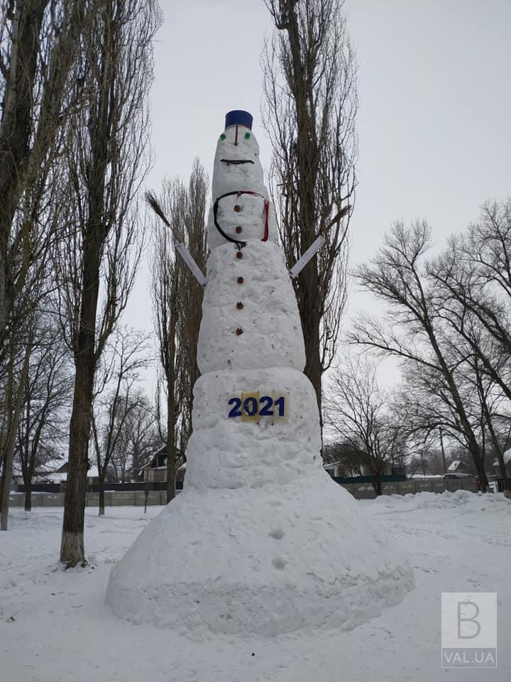 Козак Прилуцького полку виліпив найбільшого в області сніговика. ФОТОфакт