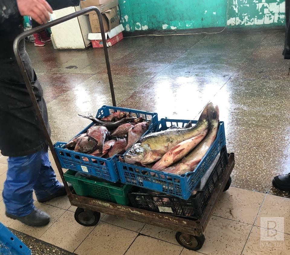 На Центральному ринку чоловік продавав свіжу рибу без документів. Йому виписали адмінпротокол 