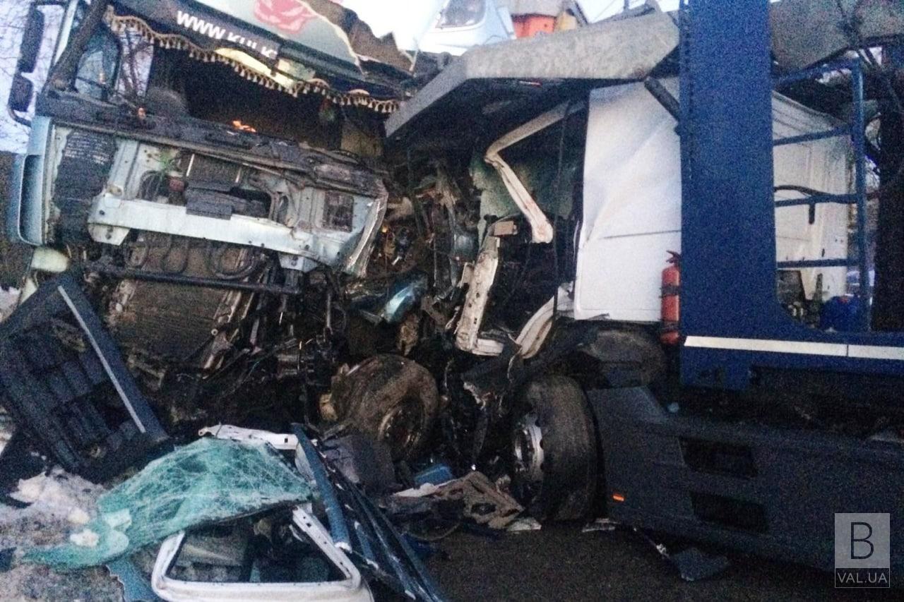 Вирізали з кабін: на Чернігівщині після зіткнення вантажівок рятувальники деблокували двох водіїв. ФОТО