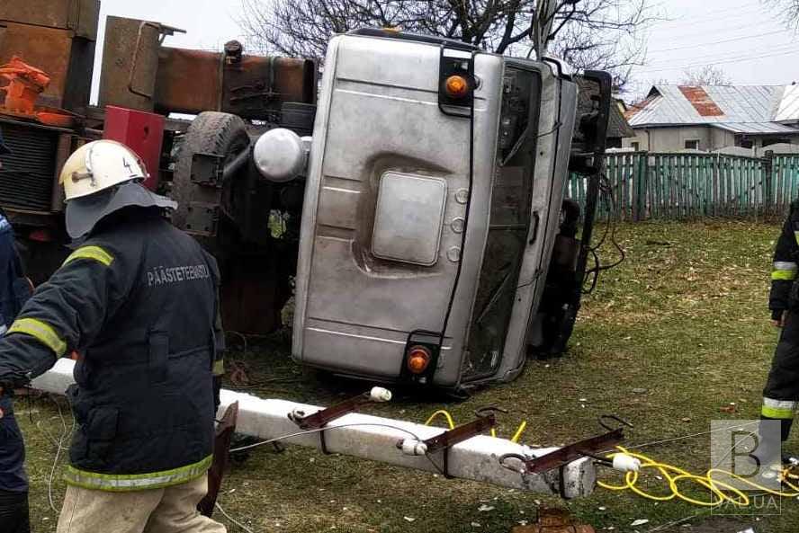 У Седневі на водія автокрану впав стовп. Рятувальники деблокували загиблого. ФОТО