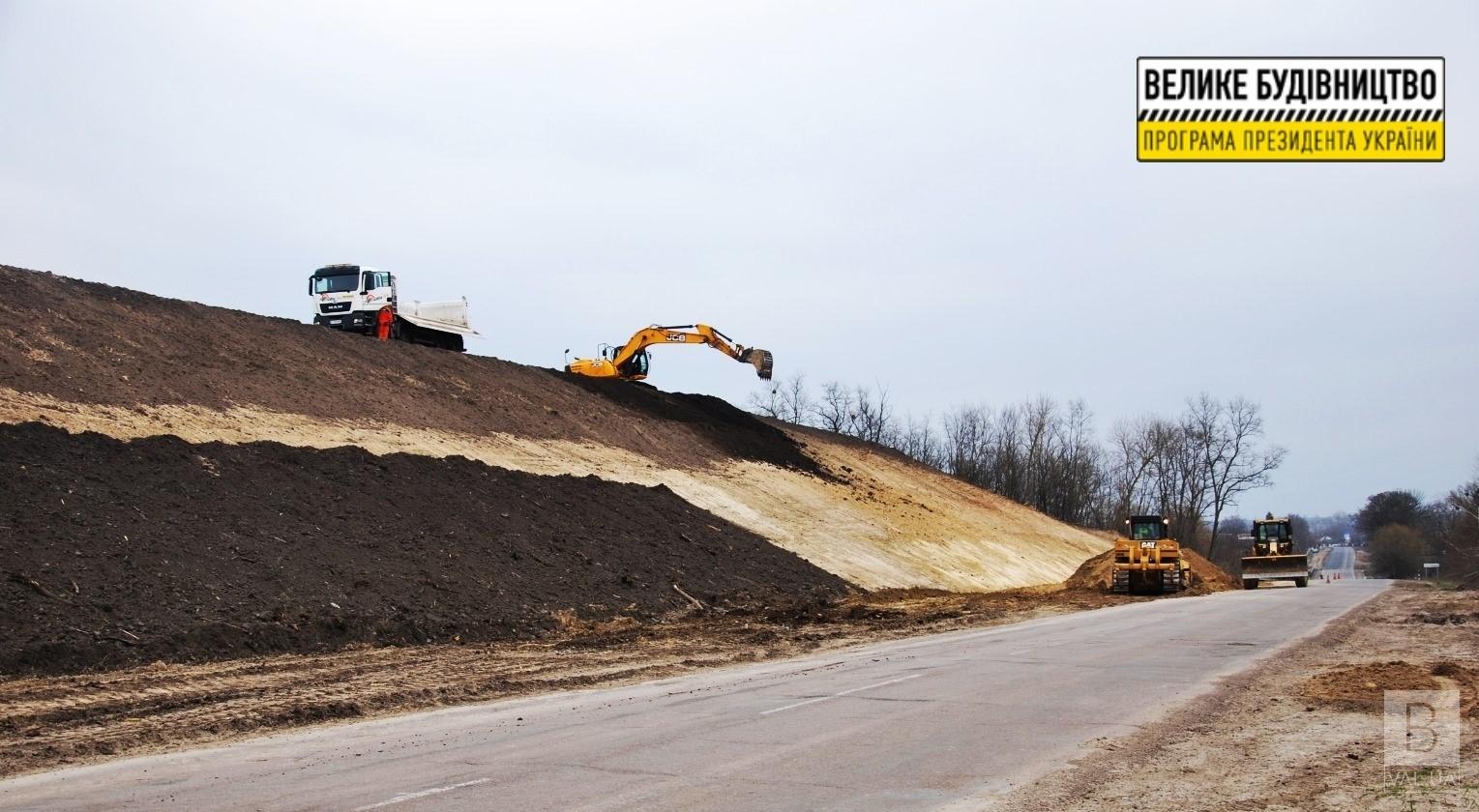 Підготовка до капітального ремонту: біля Охіньок укріплюють укоси. ФОТО