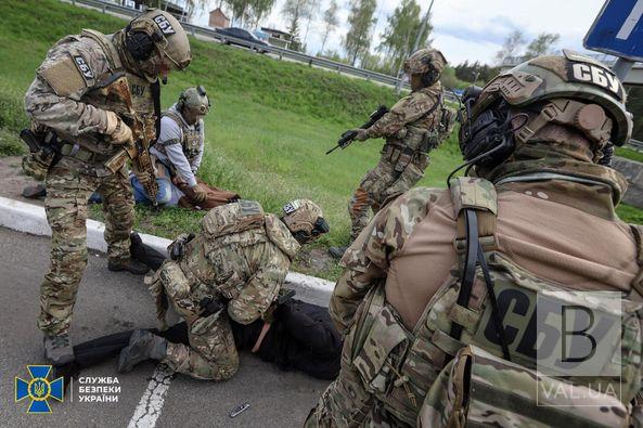 СБУ затримала рекетирів, які вимагали гроші у фігурантів кримінальних справ на Чернігівщині. ФОТО