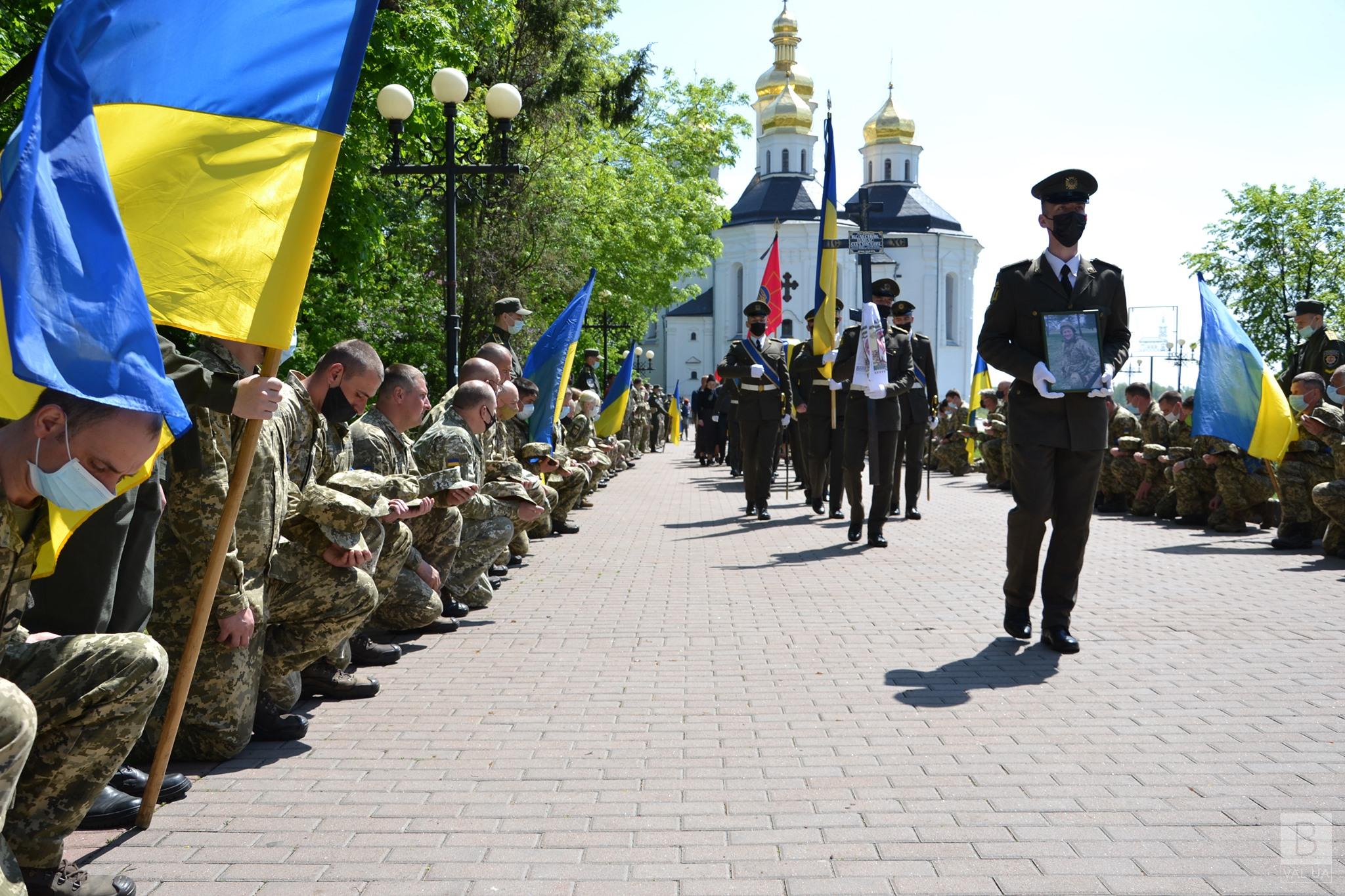 У Чернігові навколішки попрощалися з загиблим сержантом. ФОТО