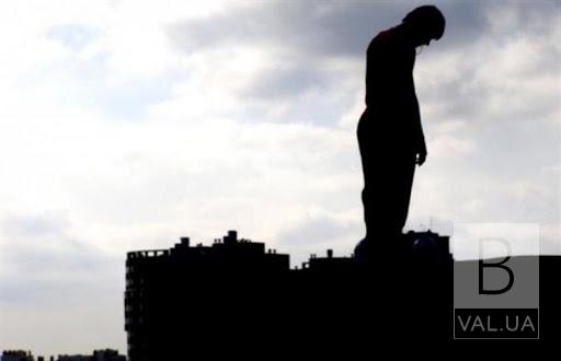 У Чернігові 17-річний юнак хотів стрибнути з даху через сварку з дівчиною: врятували патрульні ВІДЕО