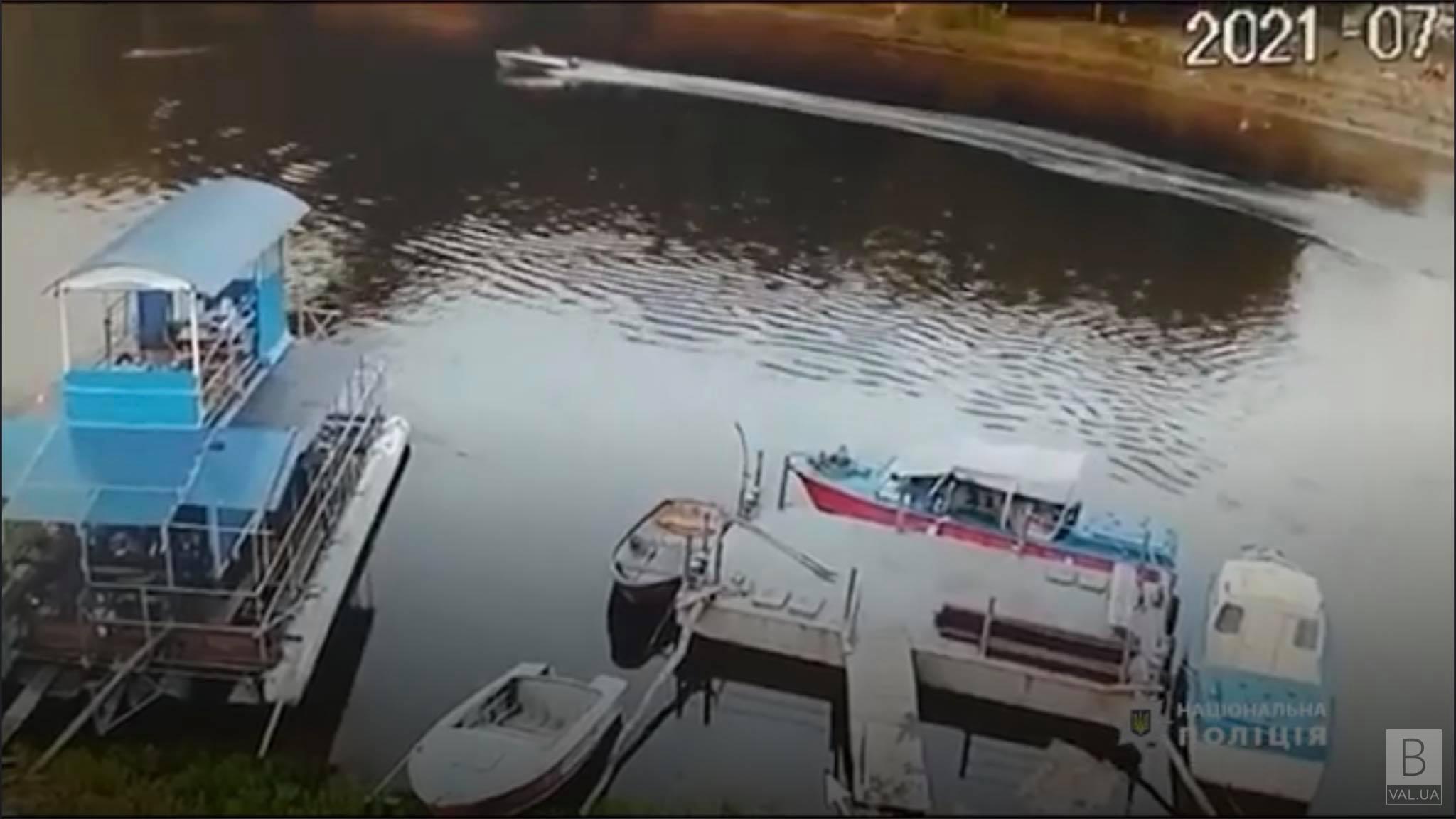 З’явилося відео наїзду моторного човна на чоловіка біля пішохідного мосту в Чернігові