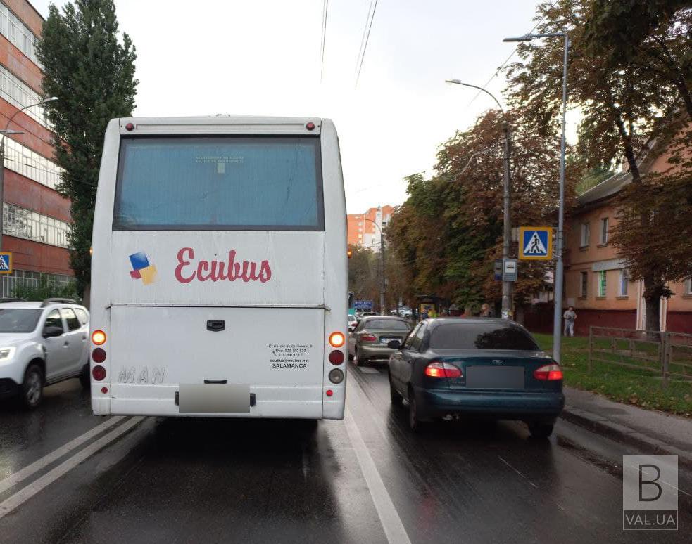 У Чернігові не розминулись автобус та легковик: травмувалася жінка