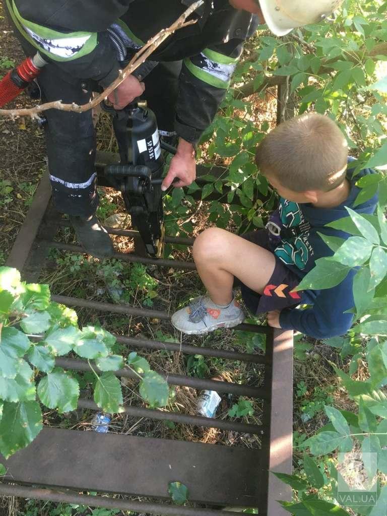 У Козельці рятувальники вивільняли 10-річного хлопчика, який застряг в конструкції естакади