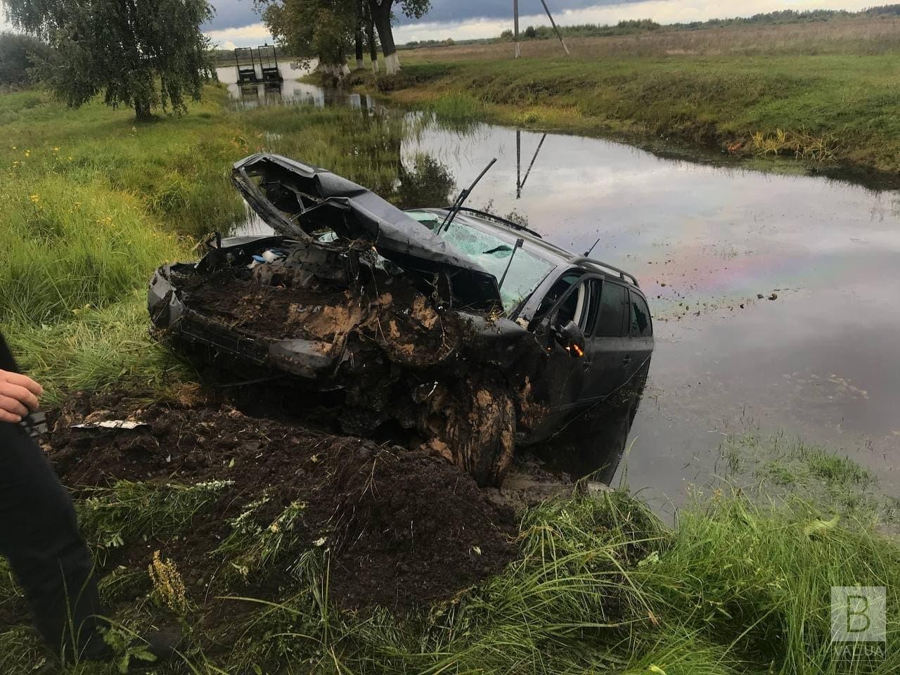 Автівка впала в меліоративний канал: на Чернігівщині у ДТП загинула людина, ще дві у лікарні. ФОТО