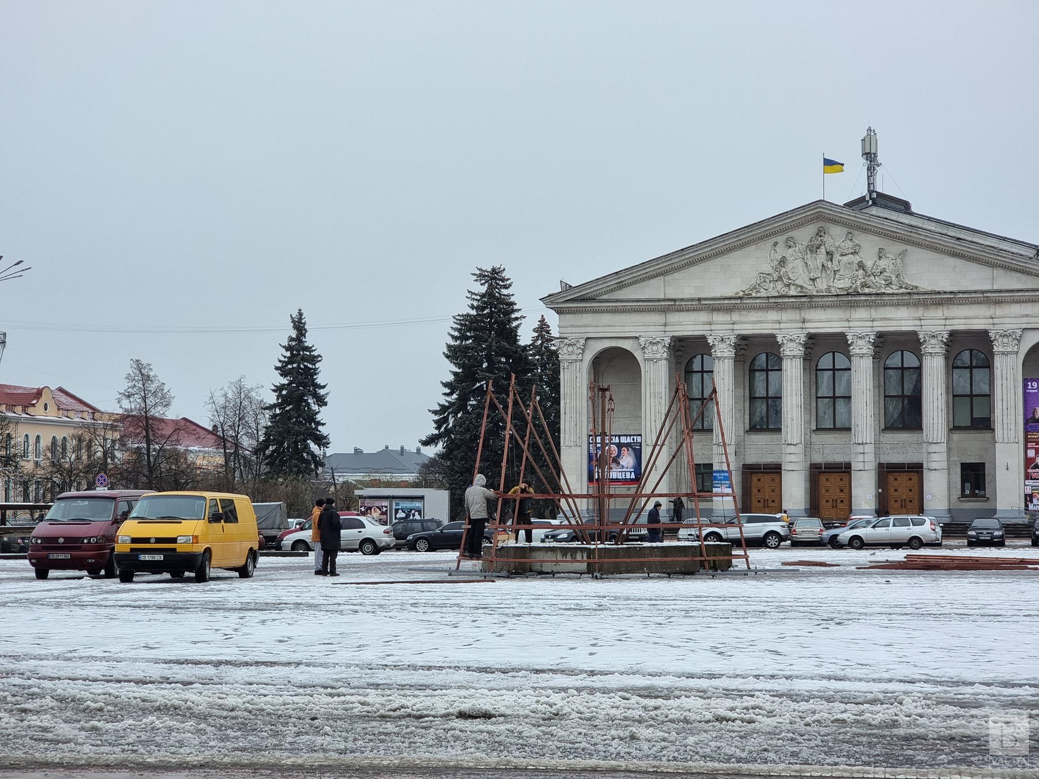 У Чернігові встановлюють головну новорічну ялинку. ФОТО