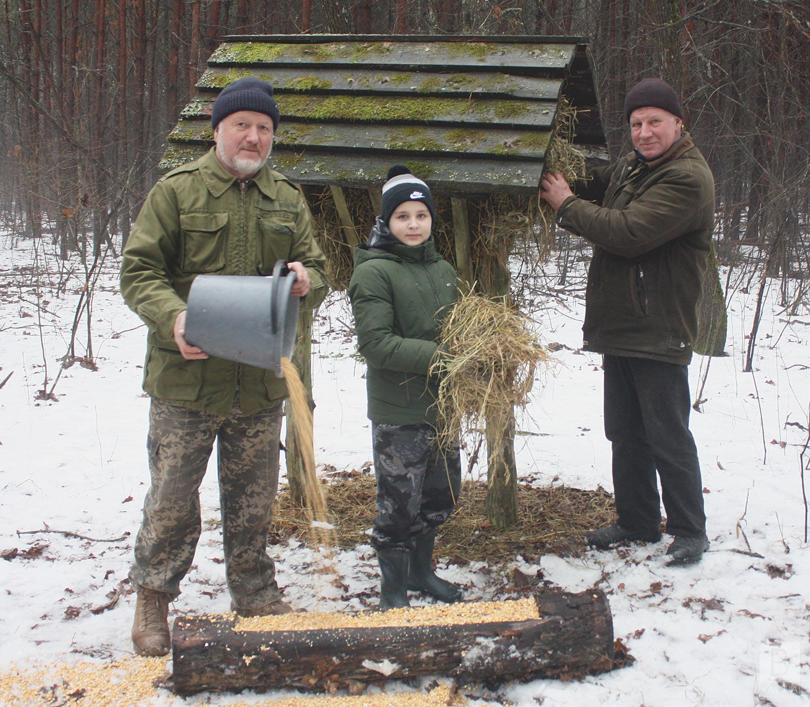 Єгері на Чернігівщині розширили зимове «меню» лісових тварин. ФОТОфакт