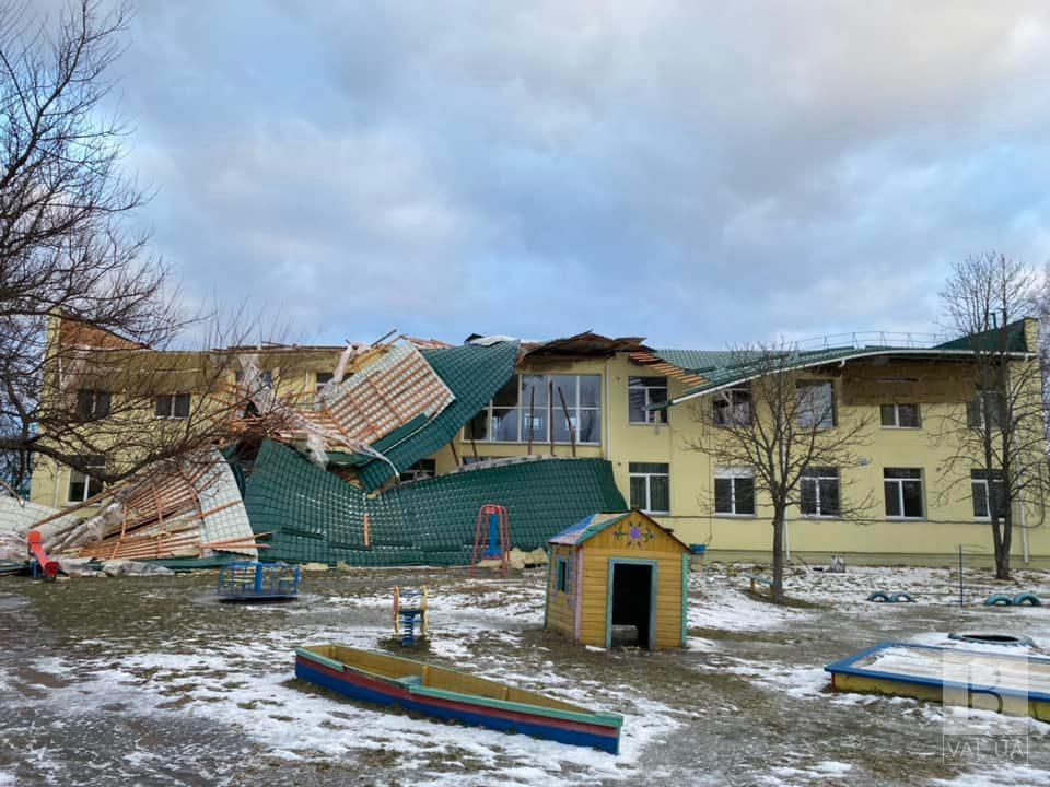 У Сосниці вітер зірвав дах нового дитсадка, а у Лосинівці – дах спортзалу. ФОТО