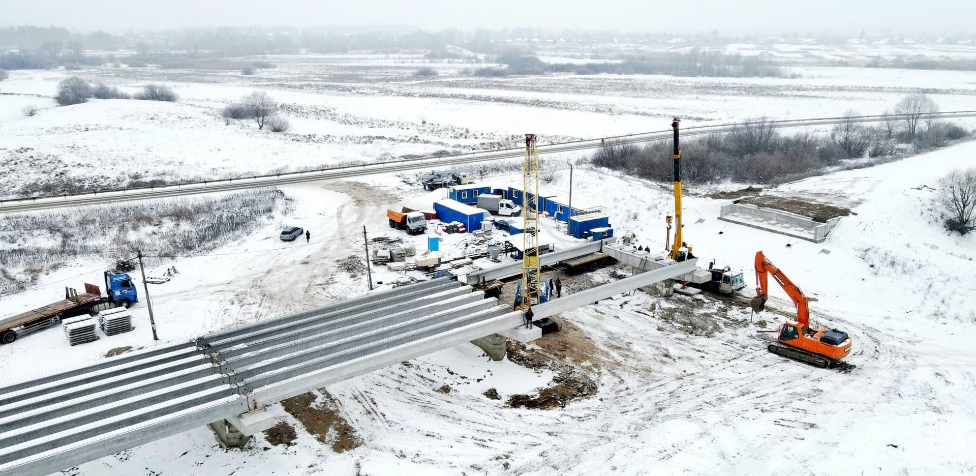На Чернігівщині через річку Снов завершується встановлення прогонових балок на мосту