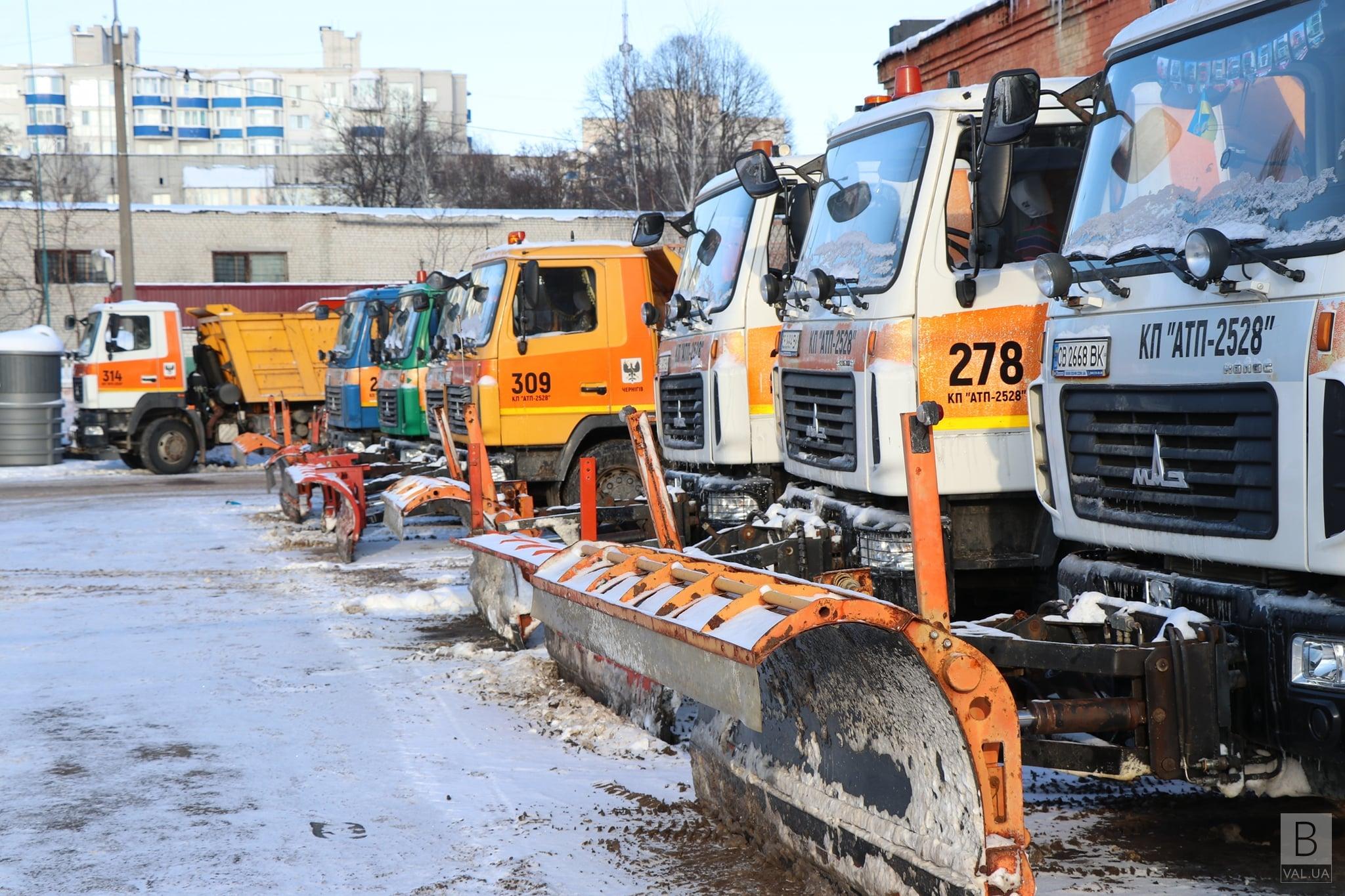 У Чернігові комунальники прибирають наслідки нічного снігопаду та готуються до нових опадів