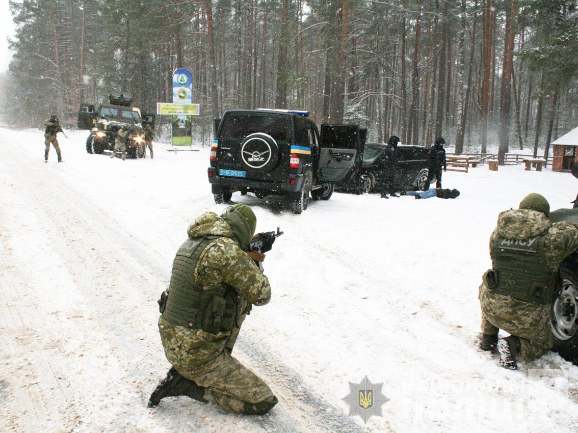 На Чернігівщині пройшли навчання СБУ з нейтралізації ворожої диверсійної групи поблизу північного кордону.