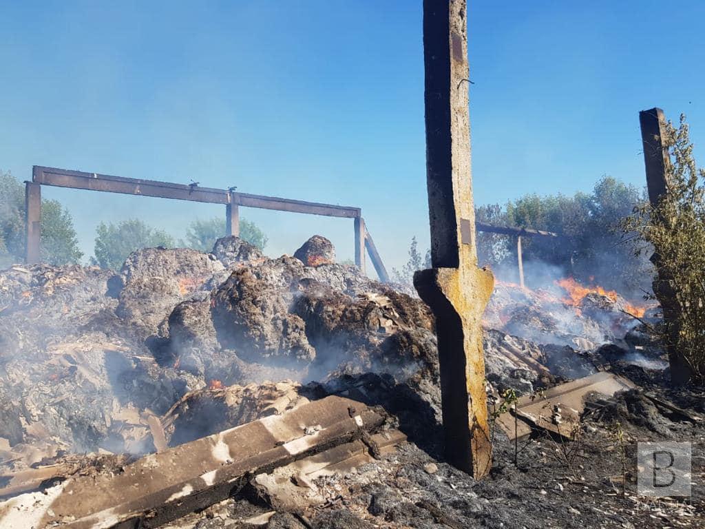 Пошкоджені будівлі та техніка: росіяни розбомбили ферму в прикордонні Чернігівщині