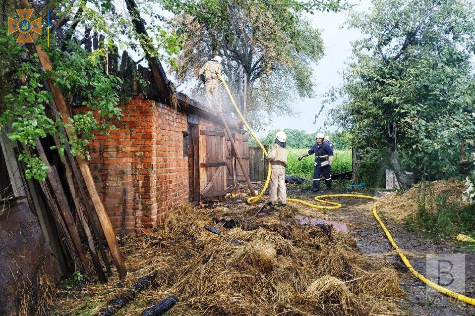 На Чернігівщині від розряду блискавки за добу згоріли три сараї. ФОТО
