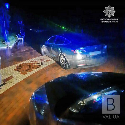 У Чернігові 21-річний водій за кермом Tesla ледь не збив пішоходів в центрі міста