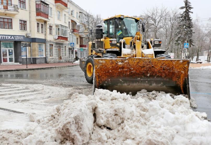 З автостоянок у центрі Чернігова комунальники вивезли понад 1200 кубометрів снігу. ФОТО