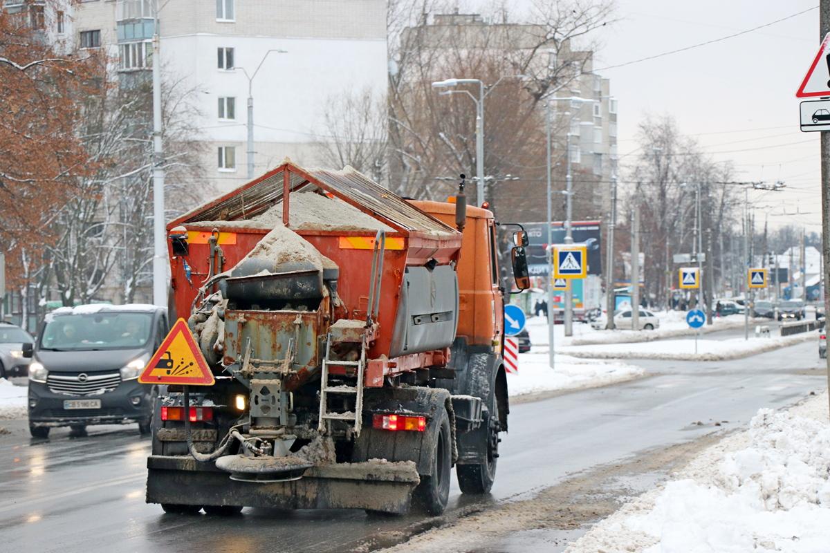У Чернігові – ожеледиця: комунальники посипають дороги