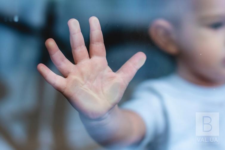 Немає що їсти та не ходять до школи: у Ніжині від матері забрали чотирьох дітей