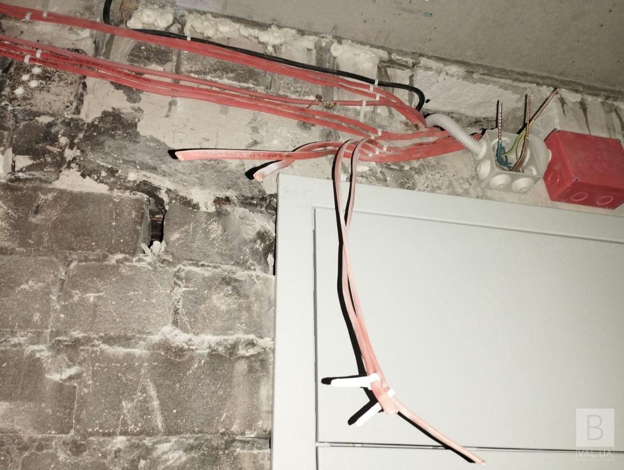 В обстріляному росіянами будинку у Чернігові невідомі зрізали високовольтний кабель
