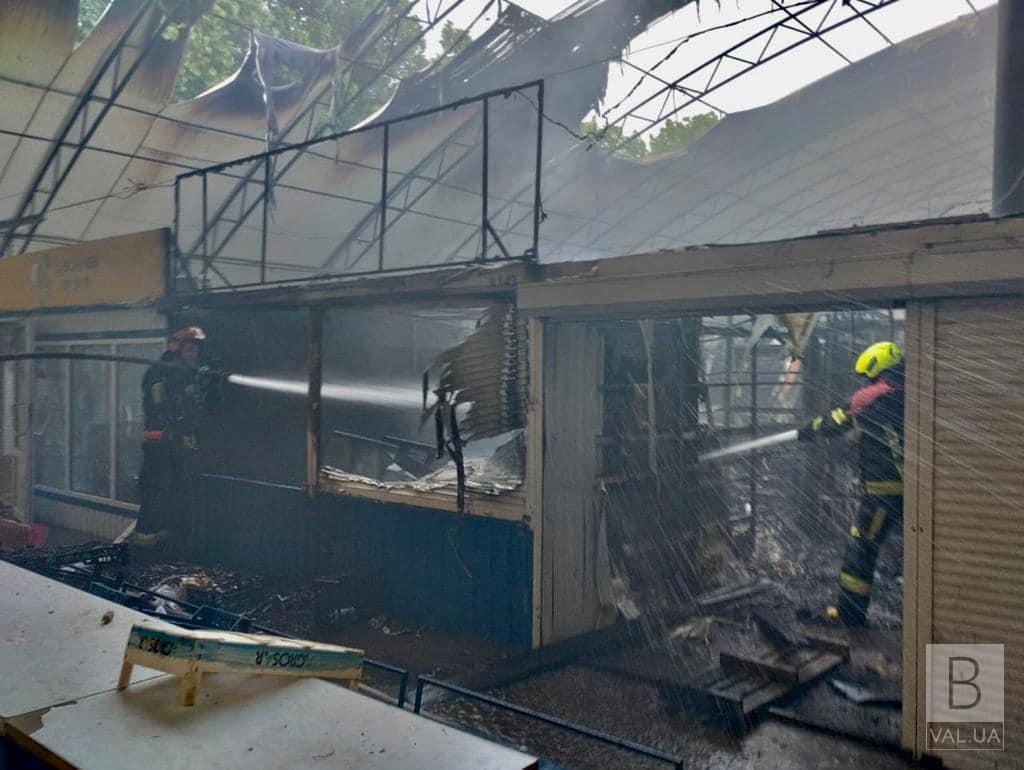 У Чернігові 27 рятувальників гасили пожежу на території ринку «Нива». ФОТО