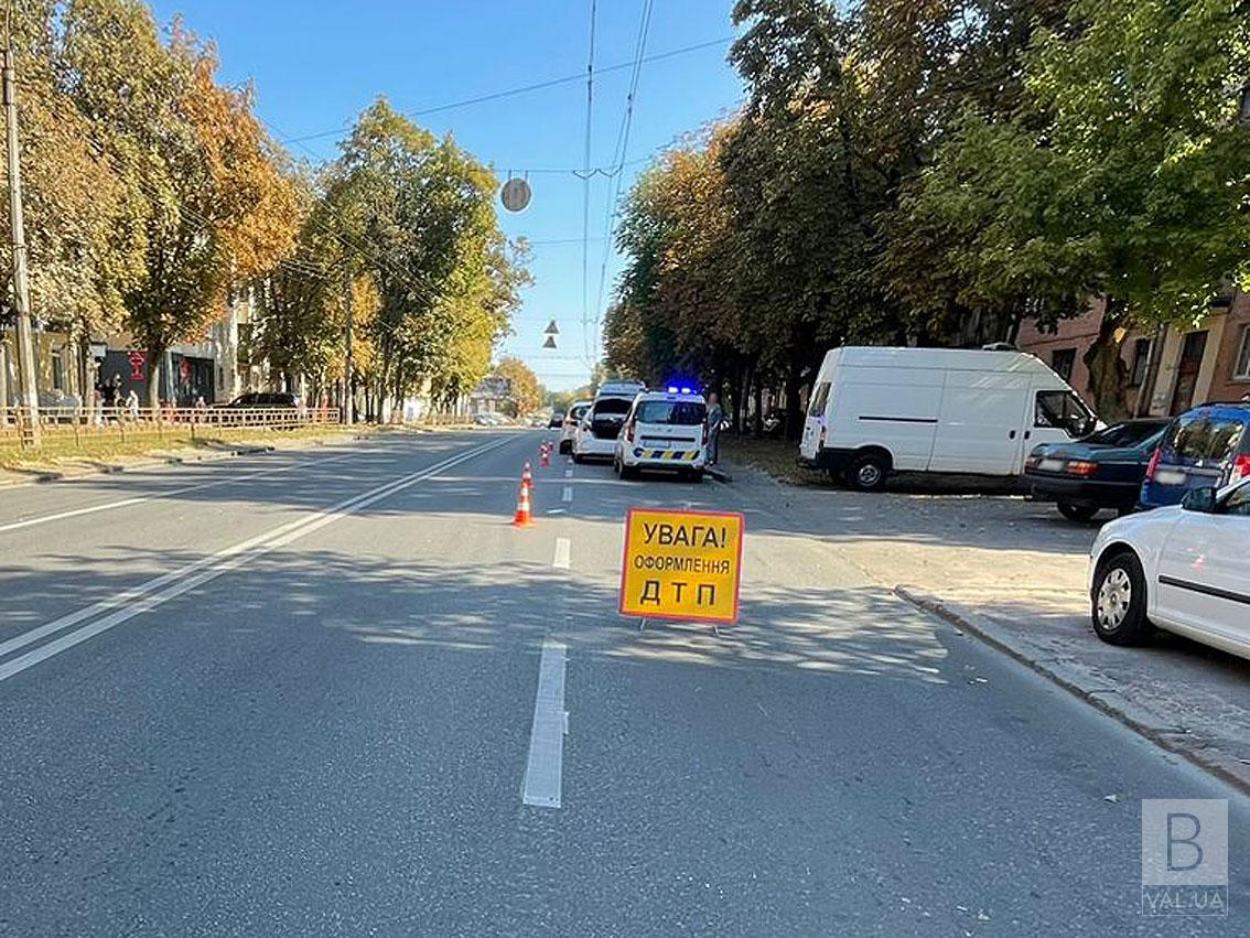 У Чернігові легковик збив 6-річну дівчинку на пішохідному переході. ФОТО