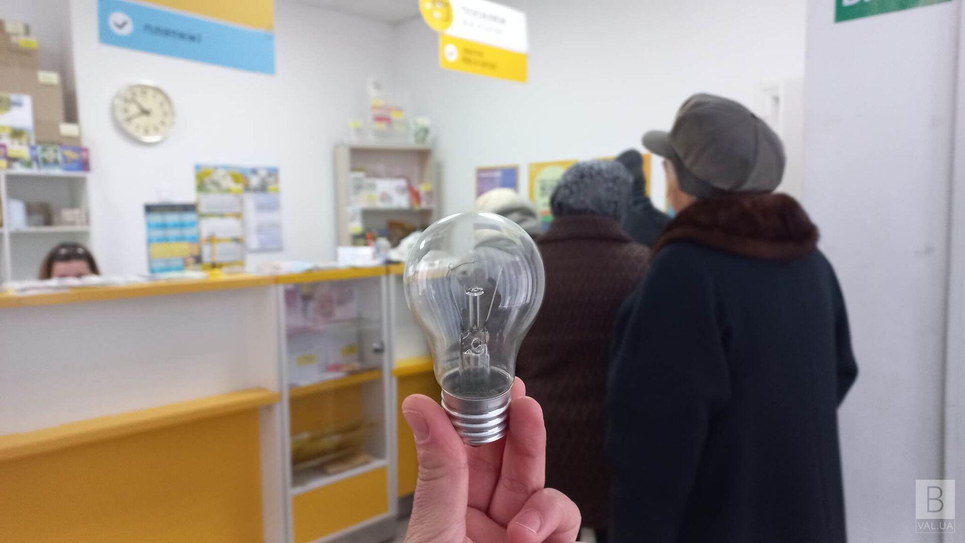 Вже з 5 грудня пенсіонери зможуть отримати 5 безкоштовних LED-ламп у всіх відділеннях «Укрпошти»: як це зробити