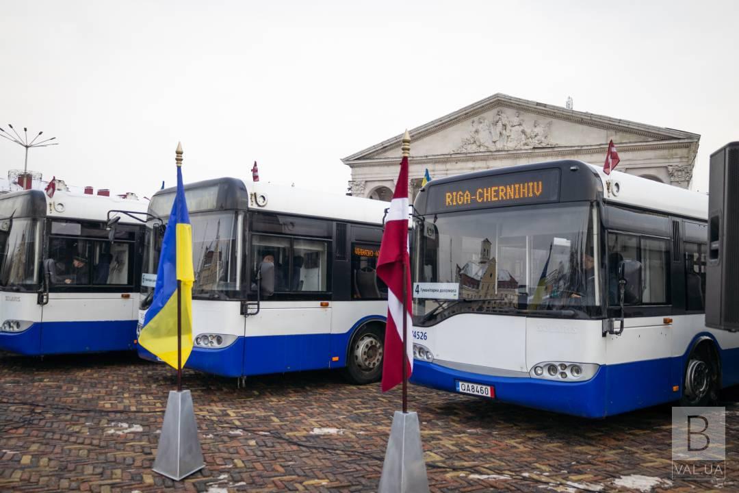 Чернігів отримав 10 пасажирських автобусів від латвійських партнерів