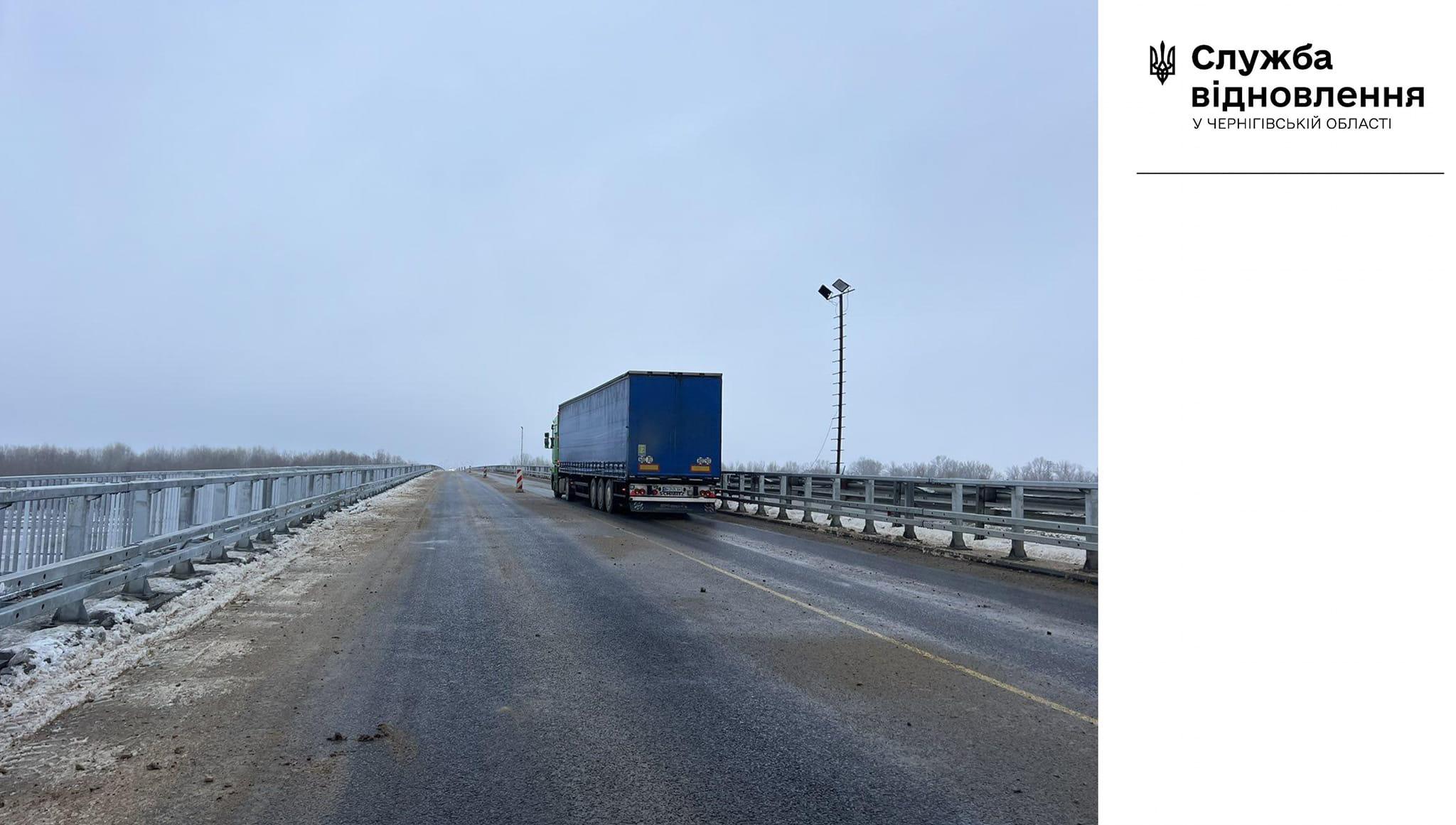  Біля Чернігова дорожники відкрили правий проїзд мосту через Десну. ФОТО 