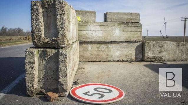 Врізався у блокпост: на Чернігівщині в ДТП травмувався водій «Mercedes-Benz»