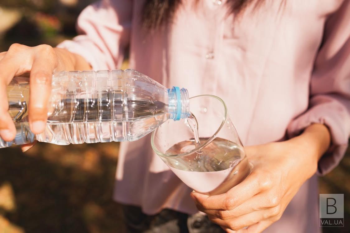 Проста, мінеральна чи газована — яку воду корисніше пити та чому?
